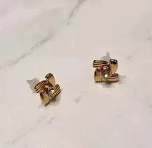 Pendientes de mujer con diamantes de imitación de corte redondo, chapados en oro amarillo de 14 quilates - Product Image 3