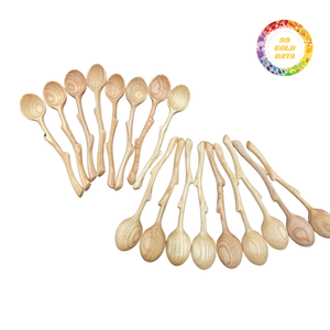 Cuchara de madera creativa con tallado de hojas y flores, pieza de arte funcional para suministros de cocina profesional. - Product Image 4