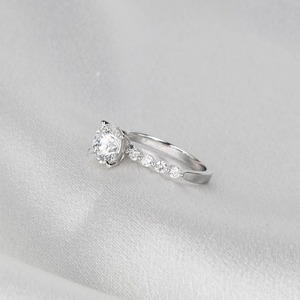 Anillo de Compromiso con Diamante Cultivado en Laboratorio de 1.5CT, Certificado IGI, Color D, VVS2, Corte Redondo, Halo Oculto, Diamantes Laterales, Oro Blanco de 14K - Product Image 4