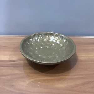 Bandeja Redonda Pequeña de Aluminio Decorativa Moderna con Acabado Dorado - Product Image 2