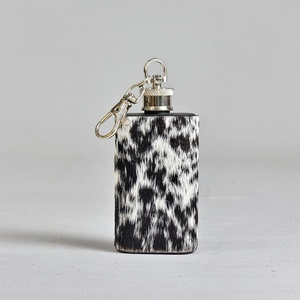 Botella de pelo de caballo con tapa metálica y clip de mosquetón, diseño blanco y negro, botella portátil - Product Image 1