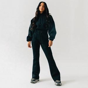 Conjuntos de dos piezas de alta calidad para mujer, Top corto con logotipo personalizado, Sudadera con capucha, pantalones de chándal de pierna ancha, botón, chándales de patrón sólido de invierno lavados - Product Image 3