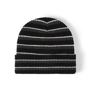 Bonnet Minimaliste Personnalisé avec Broderie Ton sur Ton, Tricoté Côtelé à Revers, Chapeau d'Hiver – Fabricant Grossiste - Product Image 4