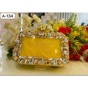 Magnifique pochette en résine pour femmes avec un design élégant de haute qualité et luxueux, parfait pour les rassemblements et les événements formels - Product Image 1