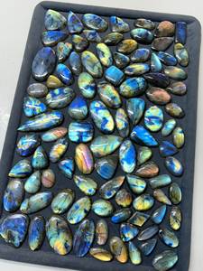 Perles de labradorite naturelle de qualité supérieure, polies, pour la fabrication de bijoux, les artisanat thérapeutique et les accessoires de mode, en vente - Product Image 6