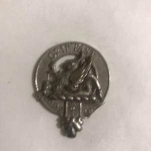 Este es un distintivo del clan Davidson, un artículo coleccionable escocés que se usa para simbolizar la membresía y la lealtad al clan. - Product Image 6