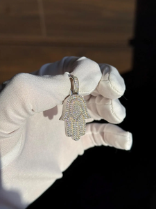Pendentif main Hamsa serti de moissanite taille brillant rond, très tendance – Bijoux hip-hop en moissanite pour hommes et femmes - Product Image 3