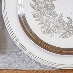 Assiette de présentation ronde en argent à motif floral élégant, idéale pour sublimer la présentation de table lors de mariages et d'événements spéciaux - Product Image 4