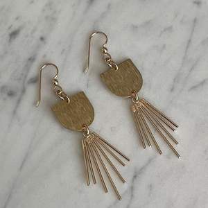 Boucles d'oreilles fines en laiton plaqué or, forme ronde indienne, style serpent, pour soirée, directement de l'usine. - Product Image 1