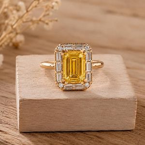 Bague de fiançailles solitaire en or massif 10k 14k 18k avec diamant de laboratoire taille émeraude, design halo et serti pavé d'accentuations de diamants de laboratoire - Product Image 3