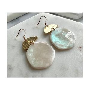 Boucles d'oreilles en perles de nacre très demandées 2026 pour la mode de plage, les centres de villégiature et les mariages élégants - Product Image 1