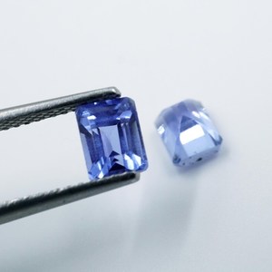 พลอยไพลินสีน้ำเงินสังเคราะห์ทรงหยดน้ำเจียระไนจาก HAYAAT GEMS (2.10 กะรัต) (2 เม็ด) สำหรับทำเครื่องประดับ แหล่งกำเนิดราชสถาน - Product Image 4