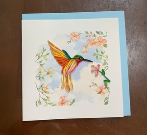 Carte d'invitation 3D pop-up faite à la main avec colibris et motifs floraux, finition mate personnalisée, artisanat en papier du Vietnam - Product Image 1
