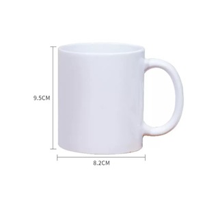 Taza de café/té de cerámica de 11 oz con el horizonte de la ciudad de París, Francia, y un diseño de balón de fútbol en colores azul, blanco y rojo. - Product Image 3