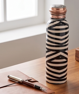 Botella de agua de cobre con estampado geométrico en blanco y negro de lujo, diseño minimalista, ecológica, ideal para la escuela, viajes y regalos. - Product Image 1