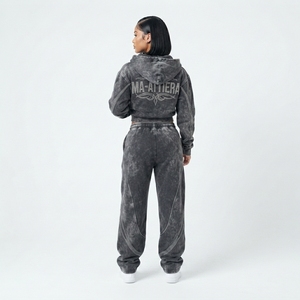Conjunto de chándal de dos piezas para mujer con sudadera corta con cremallera y pantalones de chándal de pierna ancha con lavado ácido y pedrería - Product Image 2