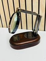 Loupe vintage en laiton noir réglable sur base en bois |   Loupe de bureau classique