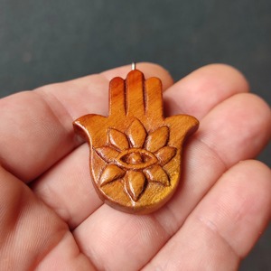 Colgante de madera con diseño de mano de Hamsa, ojo y flor, hecho de madera natural para decoración del hogar o fabricación de joyas - Product Image 4
