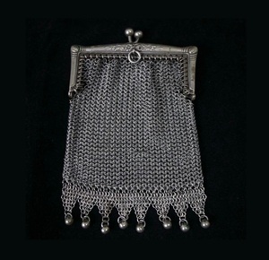 Bolso de Mano Personalizable de Malla Metálica con Estilo Moderno y Diseño de Anillos para Amantes de la Moda y un Look a la Moda - Product Image 6