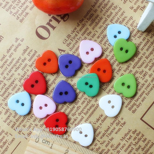 Venta al por mayor de fábrica, camisa de resina personalizada para hombre, costura de prendas, botones de resina con forma de corazón de 2 agujeros para ropa - Product Image 3