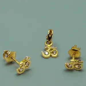 Pendentif Om en or jaune avec boucles d'oreilles assorties à accents de diamants, ensemble de bijoux religieux pour femmes et filles - Product Image 2