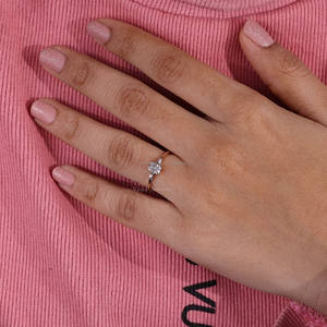 Anillo de compromiso minimalista de diamante cultivado en laboratorio de corte radiante, anillo de bodas de tres piedras para mujer, regalo de aniversario Simple para esposa - Product Image 2