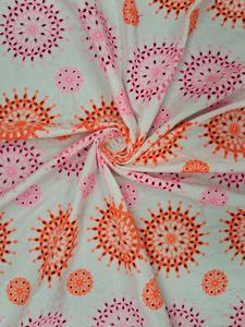 Tissu en coton léger et respirant, très demandé, avec motif floral brodé, pour la confection de robes pour femmes et filles. - Product Image 2