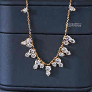 Colgante de Lujo con Moissanita de Corte Redondo en Oro Amarillo de 14K para Mujer con Veintiséis Piedras que Pesan 2.85 Quilates en Total - Product Image 6