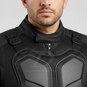 Veste de protection pour motard avec matériau de protection flexible, sangles réglables et design audacieux inspiré du streetwear moderne - Product Image 6