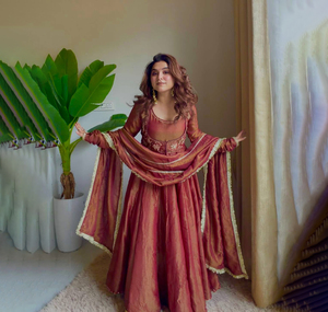 ชุดอินเดียแบบดั้งเดิม ผ้าจอร์เจตต์ ปักเลื่อมหนัก ชุดอนาร์กาลีสำหรับงานแต่งงานและงานเทศกาล ชุดผู้หญิงแบบปิชวาส - Product Image 1