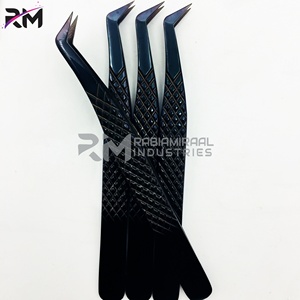 Pince à épiler professionnelle RMI pour cils, marque privée, en acier inoxydable noir, avec pointe en fibre et étiquette personnalisée, prise en main parfaite, longueur 10 mm - Product Image 4