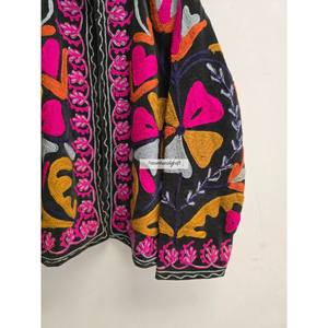 Chaqueta de Terciopelo con Bordado Floral, Chaqueta Corta Unisex Hecha a Mano, Chaqueta Suzani Uzbeka con Forro Interior de Algodón, Abrigo para Mujer - Product Image 3