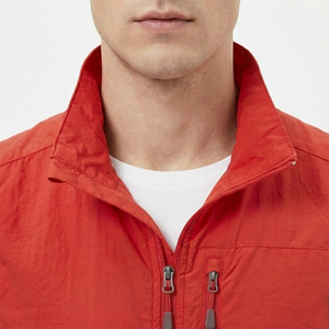 Chaleco cortavientos versátil rojo con cuello alto y cremallera, informal, elegante, de poliéster sostenible, fabricado en Pakistán. - Product Image 5