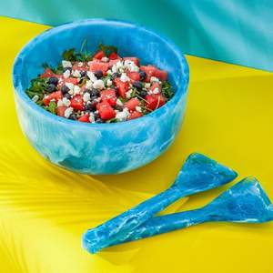 Tazón versátil de resina con juego de cucharas para decoración de cocina y comedor que combina utilidad funcional y belleza artística. - Product Image 1