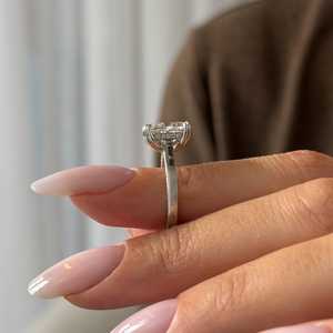 Bague de fiançailles en or blanc UNIQUE avec diamant de laboratoire 2 carats taille coussin allongée E VVS2, halo caché et pavé 2D, certifiée IGI - Product Image 4