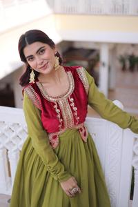Vestido Largo de Terciopelo Mal Chanderi con Cuentas y Lentejuelas Bordadas - Estilo Moderno para Bodas, Diwali y Bailes de Graduación - Product Image 6