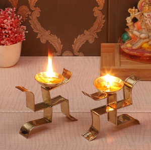 Soporte para Linterna Akhand Jyoti de Vidrio Plateado para el Hogar, Templo, Puja Sagrada, disponible a precios de mayorista. - Product Image 4