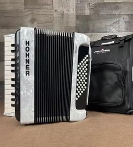 Accordéon diatonique <span class=keywords><strong>Bravo</strong></span> <span class=keywords><strong>III</strong></span> <span class=keywords><strong>72</strong></span> noir, 100 % très bien noté, avec sac et sangles, reconnu pour ses performances exceptionnelles - Product Image 1