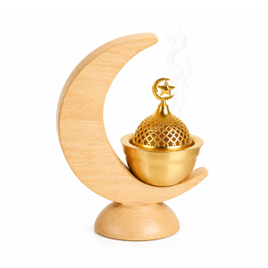 Magnifique ensemble de brûleurs d'encens en forme de croissant de lune avec des dômes dorés ornés d'étoiles et des supports en bois aux finitions claires et foncées - Product Image 3