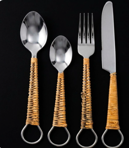 ชุดช้อนส้อมสแตนเลสเคลือบ PVD สีเงิน ดีไซน์หรูหรา พร้อมด้ามจับหวายธรรมชาติ เหมาะสำหรับใช้ในบ้าน ร้านอาหาร และครัว - Product Image 3