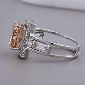 Bague halo en or 9 carats avec diamant orange de laboratoire taille radiant certifié IGI et pierres latérales baguette - Product Image 2