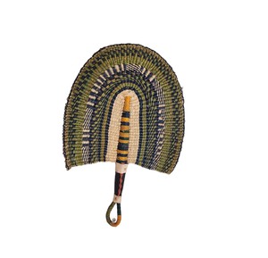 Éventail décoratif en jonc de mer tressé vert et jaune, fait main, avec motif géométrique, ethnique et traditionnel, pour la maison ou le mur. - Product Image 1