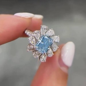 Anillo de Compromiso Minimalista con Diamante Cultivado en Laboratorio de Corte Radiante Azul Fantasía de 3 Quilates, Claridad VS+, Engaste de Garras, Oro Amarillo de 14K, Certificado IGI - Product Image 4