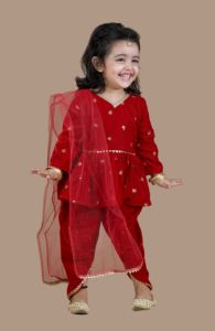 Top de terciopelo adornado con mangas largas y dupatta con dhoti rojo liso (Conjunto) - Product Image 3