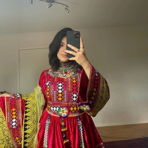 Ensemble de robe Gulbahar vintage balochi, brodée à la main avec des miroirs, manches longues, tissu en mousseline, motif rouge et jaune, tout en un. - Product Image 3