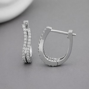 ต่างหูเพชรทรงห่วงสองแถว ได้รับการรับรองจาก IGI เพชรเพาะเลี้ยงในห้องปฏิบัติการ ทองคำ 9K สีโรสโกลด์ / สีเหลืองทอง / สีขาวทอง ประดับเพชรแบบ Pave โค้ง - Product Image 4