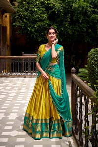 Lehenga Choli traditionnel indien de créateur, avec broderies Zari, longueur ras du sol, en matériaux recyclés, tenue de mariage élégante pour femme - Product Image 3