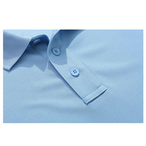 เสื้อโปโลสีฟ้าอ่อนสำหรับผู้ชายพร้อมโลโก้สั่งทำพิเศษ – ผ้าฝ้ายระบายอากาศ แขนสั้น สวมใส่สบาย ขายส่ง ผู้ผลิต OEM - Product Image 4