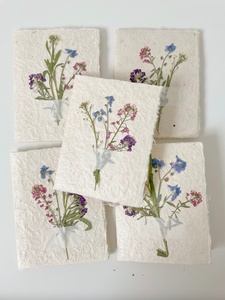 Carte d'anniversaire en papier écologique faite à la main, carte de fête mignonne, finition naturelle, design minimaliste et illustration de gâteau épurée, cartes de célébration - Product Image 1