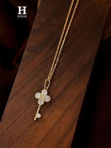 Pendentif élégant en forme de clé serti de diamants, collier en or 14 carats, bijoux fins minimalistes - Product Image 4